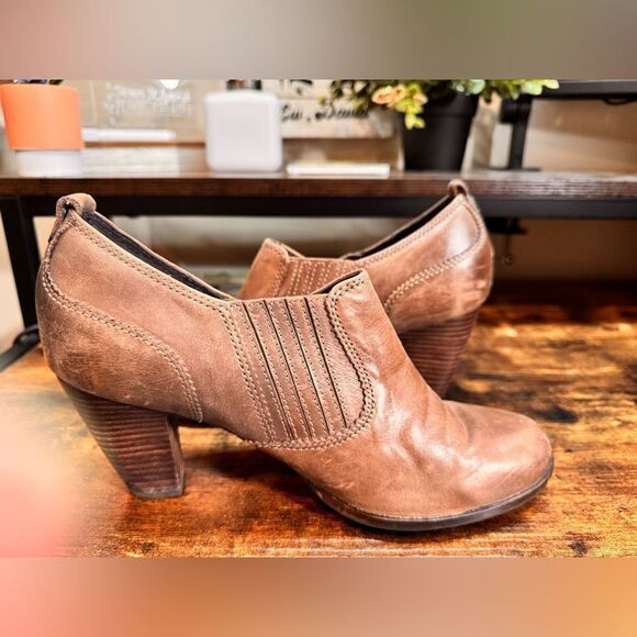Clark’s Artisan Brown Heeled Booties Size 10 - Picture 12 of 13